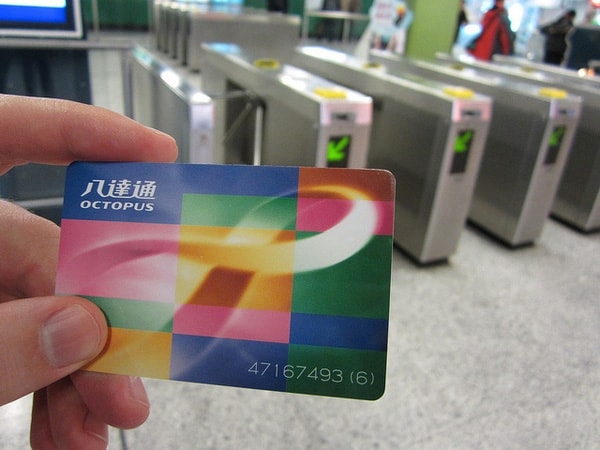 Người Hong Kong rất ít khi dùng tiền. Họ chỉ sử dụng thẻ thông minh Octopus card để thanh toán tất cả mọi thứ, từ mua vé xe bus, đi siêu thị, quán ăn, gửi xe, máy bán hàng tự động.