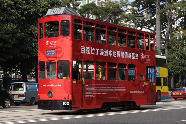 Xe bus 2 tầng London chưa là gì với xe điện 2 tầng Hongkong về độ kỳ quái, những chiếc xe điện mỏng dính cao lênh khênh này luôn đem đến cảm giác nó sẽ đổ bất cứ lúc nào. Điều thú vị là không có chiếc xe 2 tầng nào giống nhau ở Hong Kong.