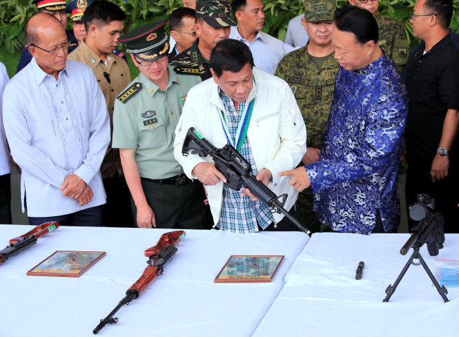Trung Quốc tặng vũ khí, tiền cho Philippines 