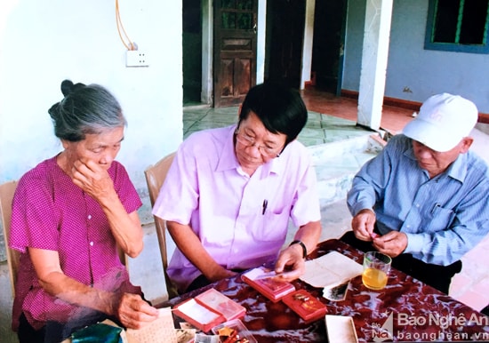 Nhà báo Văn Hiền Thăm gia đình bà Thủy