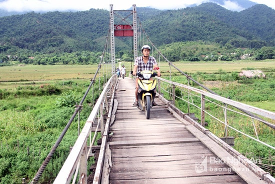 Chiếc cầu treo phục vụ cho người dân thuộc cụm Thanh Phong gồm 4 bản cư dân đồng bào Thái: Bản Luống, Mướng Mừn, Đỏn Chám, Ná Phí được xây dựng từ năm 2008. Hiện tại, chiếc cầu treo phục vụ cho gần 1500 nhân khẩu này đã xuống cấp nghiêm trọng. Hầu hết ván ghép của chiếc cầu đã mục rựa. Có nhiều mảnh ván đã bị rơi xuống lộ những lỗ hổng lớn.