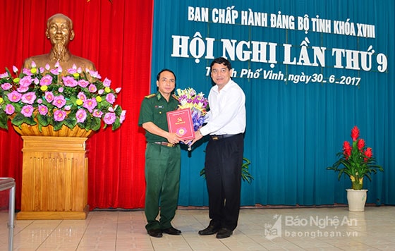 Bí thư Tỉnh ủy Nguyễn Đắc Vinh trao Quyết định của Ban Bí thư cho Đại tá Trần Hải Bình. Ảnh: Thành Duy