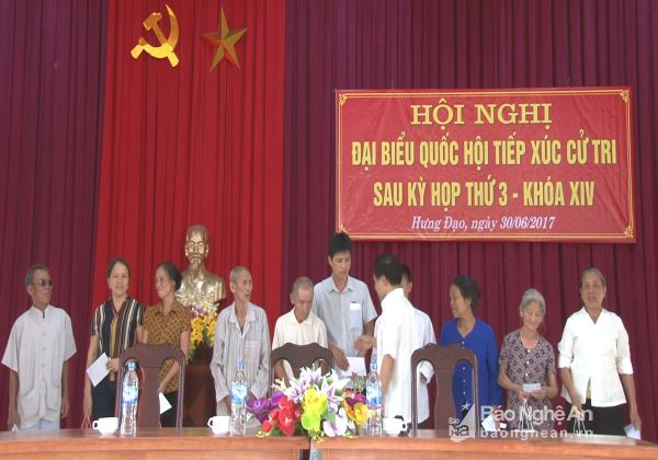 Đại biểu Quốc hội gặp gỡ