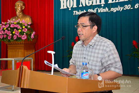 Phó Chủ tịch UBND tỉnh Huỳnh Thanh Điền trình bày báo cáo