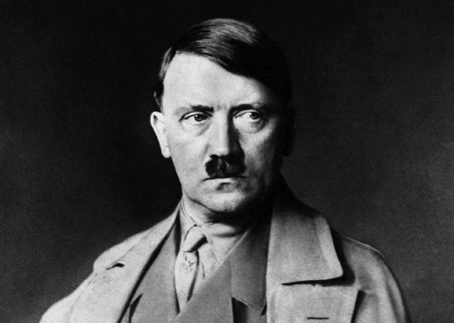 Trùm phát xít Adolf Hitler là nhà lãnh đạo độc tài gây ra thảm họa diệt chủng Holocaust tàn khốc, khiến khoảng 6 - 11 triệu người thiệt mạng. Không những vậy, Hitler còn gây ra hàng loạt tội ác kinh hoàng trong Chiến tranh thế giới 2 - cuộc chiến cướp đi sinh mạng của khoảng 85 triệu người.