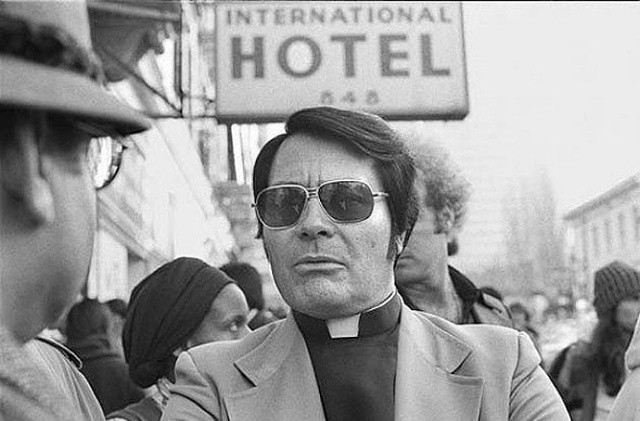 Jim Jones là giáo chủ đồng thời là người sáng lập giáo phái bệnh hoạn People’s Temple. Y được biết đến rộng rãi với việc gây ra vụ tự sát tập thể ở Jonestown vào năm 1978, trong đó có việc đầu độc hơn 300 trẻ em.