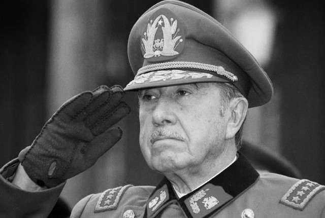 Augusto Pinochet là nhà độc tài khét tiếng ở Chile. Vào năm 1973, ông này đã lãnh đạo một cuộc đảo chính và tự bổ nhiệm làm Tổng thống Chile từ năm 1974. Trong 16 năm nắm quyền, Pinochet đã sát hại 3.000 người dân cũng như tra tấn, bỏ tù nhiều người khác ở Chile.