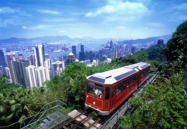 Peak Tram là tàu cáp điện đầu tiên ở châu Á, hoạt động từ năm 1888 và giờ vẫn là một trong các hệ thống đường ray cổ nhất và dốc nhất thế giới. Khoảng 11.000 người sử dụng hệ thống tàu điện này mỗi ngày