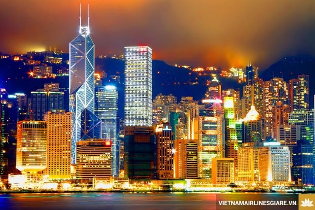   Hong Kong rực rỡ ánh sáng về đêm với những màn trình diễn ánh sáng ngoạn mục và ánh đèn thắp suốt đêm tại các cửa hàng, tòa nhà. Được mệnh danh là một trong những thành phố không “ngủ” về đêm ở Hong Kong bởi khắp thành phố là các quán bar, câu lạc bộ và chợ đêm. Những ai yêu thích ẩm thực thì hãy đến với Chợ Phố Đền, hay đến với Aqua Spirit trải nghiệm quán bar trên tầng cao nhất ở một trong những tòa cao ốc của thành phố.