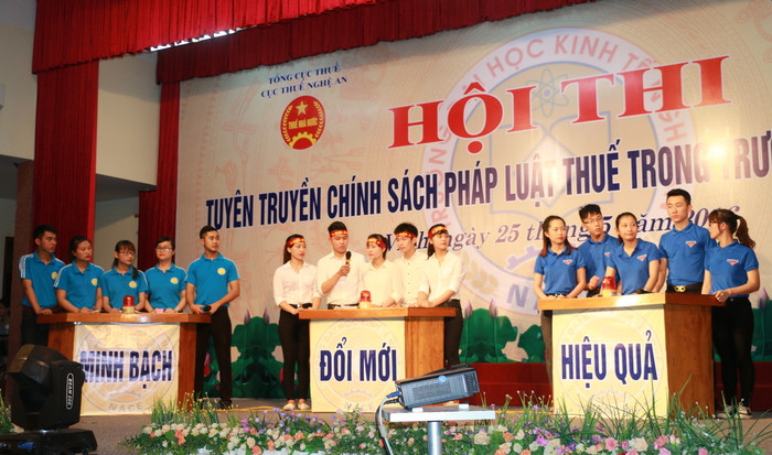 Sinh viên Trường Đại học Kinh tế Nghệ An với cuộc thi tìm hiểu chính sách pháp luật thuế. Ảnh: Mỹ Hà