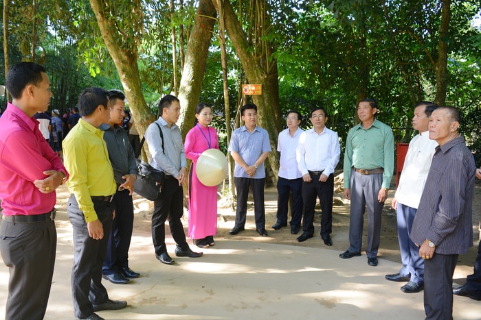 Đoàn tham quan Khu di tích. Ảnh: Thu Giang