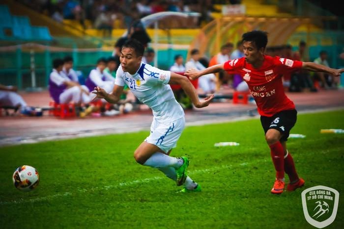 Trưởng thành từ lò SLNA, nhưng CLB TP Hồ Chí Minh là bến đỗ đầu tiên cho Quang Nam (áo trắng) được thi đấu ở sân chơi cao nhất của Bóng đá Việt Nam - Ảnh: NVCC