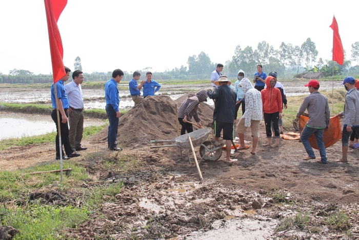 Tỉnh Đoàn hỗ trợ đoàn viên thanh niên xã Diễn Hạnh Diễn Châu xây dựng sân bóng chuyền.