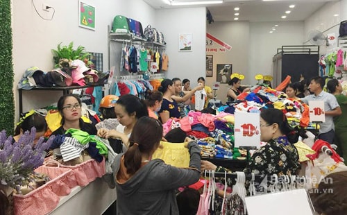 Những ngày đầu khai trương TA Store đã được người tiêu dùng TP. Vinh đón nhận nhiệt tình. Ảnh: PV