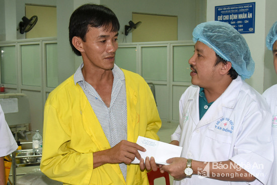 Tiến sĩ Dương Đình Chỉnh – Phó Giám đốc Sở Y tế Nghệ An thăm hỏi động viên và tặng quà cho gia đình Bệnh nhân Lô Minh Hương