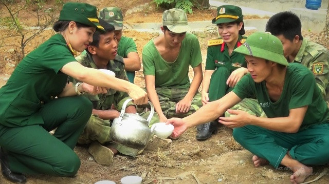 Hội phụ nữ tổ chức bát nước nơi thao trường nhằm động viên cán bộ chiến sỹ hoàn thành tốt nhiệm vụ được giao. Ảnh: Phong Quang.