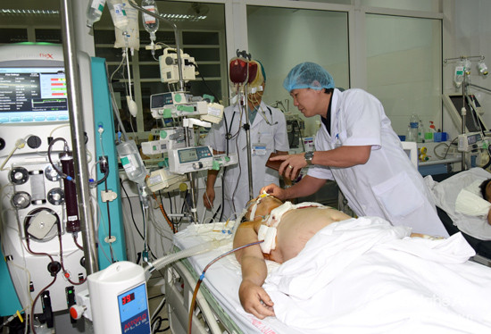 Bác sĩ Bệnh viện Hữu nghị Đa khoa túc trực theo dõi, cứu chữa cho anh Lô Minh Hương. Ảnh: Từ Thành.