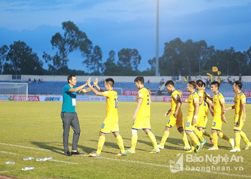 Việc chỉ huy hàng phòng ngự SLNA trong trận gặp TP Hồ Chí Minh đang đặt cả lên vai trung vệ kỳ cựu Nguyễn Minh Đức - Ảnh: Trung Kiên