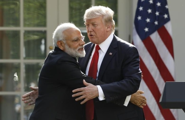 Thủ tướng Ấn Độ Narendra Modi ôm Hoa hậu Donald Trump của Mỹ khi họ đưa ra những tuyên bố chung trong Rose Garden của Nhà Trắng ở Washington, ngày 26 tháng 6 năm 2017