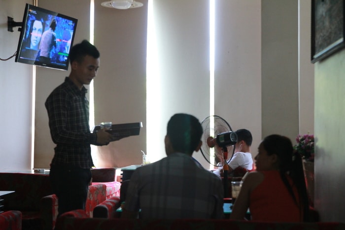 Ngô Xuân Phương phục vụ nước cho khách trong ca làm việc. Ảnh: Chu Thanh
