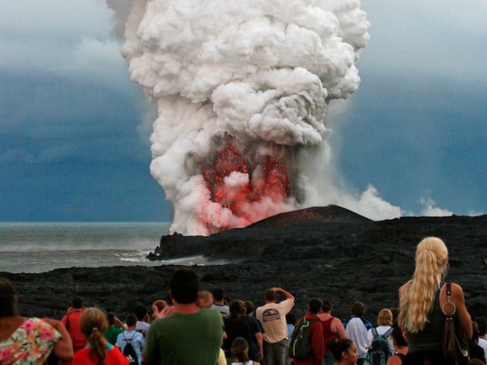 Trong số 3 núi lửa đang hoạt động tại Hawaii, nguy hiểm nhất là núi lửa Kilauea trên đảo Big. Dung nham phun trào từ núi lửa này vào năm 2014 đã đe dọa cuộc sống của người dân tại thị trấn Pahoa. Cách đây vài thế kỷ, hơn 400 người đã bị dung nham núi lửa nuốt chửng. Tỷ lệ người chết do núi lửa ở Hawaii khoảng 40 trường hợp/thập kỷ.