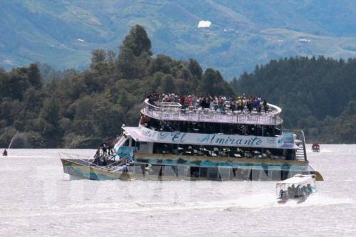  Hiện trường vụ chìm tàu du lịch trên hồ El Penol ngày 25/6. AFP/ TTXVN