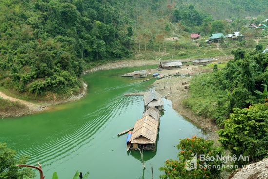 Mùa nước cạn trên bến Con Phen (bản Con Phen - xã Hữu Khuông - Tương Dương). Ảnh: Đào Thọ