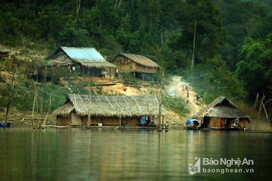 Những bản làng của người Khơ Mú nằm thưa thớt bên dòng Nậm Nơn cũng mang một vẻ đẹp thật thanh bình. Ảnh: Đào Thọ