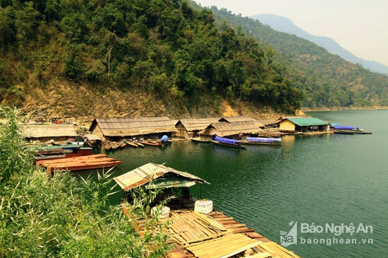 Bản nhỏ trên sông ở hạ lưu thủy điện bản Vẽ (xã Yên Na - Tương Dương). Ảnh: Đào Thọ