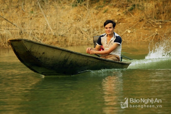 Do cuộc sống gắn bó lâu đời với sông nước nên phương tiện đi lại chủ yếu của người dân là thuyền bè. Ảnh: Đào Thọ