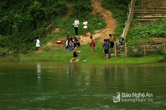 Nơi bến sông yên bình cũng là chốn sinh hoạt tắm rửa, giặt giũ của người dân vùng cao. Thực sự đây là điểm đến cho những ai yêu thích du lịch và nghỉ ngơi trong ngày hè nắng nóng. Ảnh: Đào Thọ