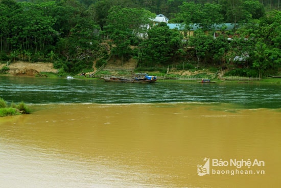 Bản Cửa Rào 1 nằm ở ngã ba sông Nậm Mộ và Nậm Nơn với 2 dòng nước khác nhau mang một vẻ đẹp kỳ thú. Ảnh: Đào Thọ