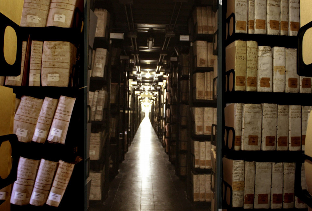 Kho lưu trữ bí mật, Vatican: Kho lưu trữ bí mật của Vatican có những khu vực được canh phòng nghiêm ngặt, chỉ có những học giả quan trọng nhất mới được phép vào đây. Hơn 83.000 m giá sách ở đây chứa đựng các tài liệu tối mật, trong đó có ghi chép cá nhân của các Đức giáo hoàng từ 1939 tới nay. Một số người đã vào đây tiết lộ nơi này giống như kho lưu trữ thời xưa, không áp dụng công nghệ bảo quản hiện đại. Ảnh: The Pines of Rome.