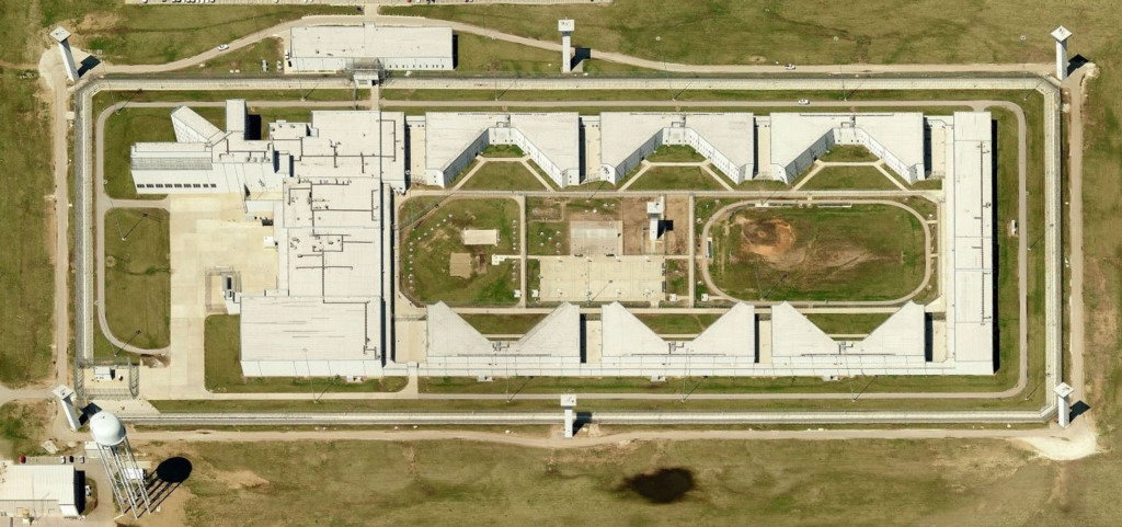 Terre Haute, Indiana, Mỹ: Đây là nơi giam giữ những tội phạm nguy hiểm nhất của Mỹ. Nhà tù này được thiết kế, vận hành và giám sát hiệu quả đến mức được dùng làm mẫu cho nhà tù Guantanamo. Terre Haute có hai khu đặc biệt giam giữ tù nhân lãnh án tử hình và những tù nhân bị hạn chế tiếp xúc (thường là tội phạm khủng bố). Ảnh: Publicintelligence.