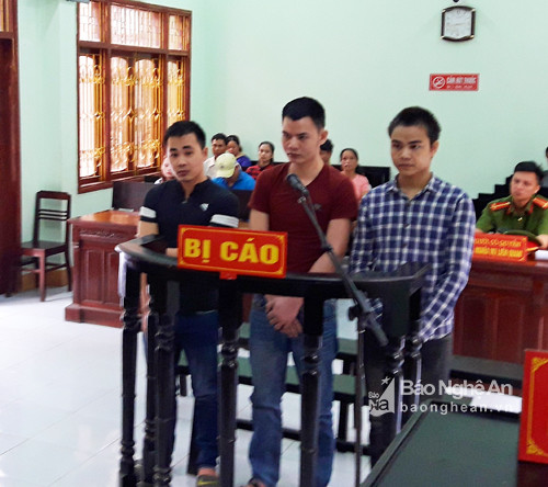 Các bị cáo Hương, Hậu và Phúc (từ trái sang) tại tòa. Ảnh: Phan Giang. 