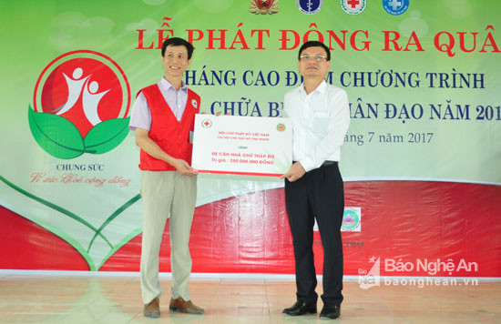 Đại diện Trung ương Hội Chữ thập đỏ Việt Nam trao quà hộ trợ 250 triệu đồng cho huyện Anh Sơn để xây dựng 5 nhà tình nghĩa. Ảnh: Nguyễn Hải