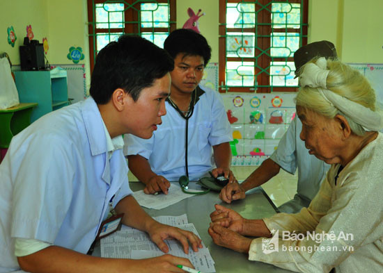 Hội bác sĩ trẻ khám và cấp thuốc miễn phí cho người già, thân nhân các gia đình chính sách. Ảnh: Nguyễn Hải