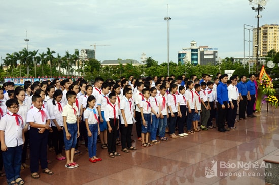 Đoàn dâng hoa báo công với Chủ tịch Hồ Chí Minh. Ảnh Thanh Lê