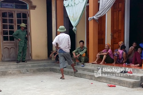 Người thân và người dân bàng, hoàng đau buồn trước cái chết của anh Vương Đình Vinh. Ảnh: Khánh An. 