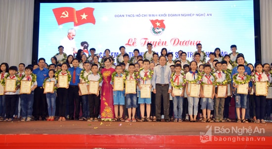 Năm hóc 2016-2017, Đoàn Khối Doanh nghiệp tuyên dương 120 học sinh có thành tích xuất sắc trong học tập và phong trào rèn luyện.