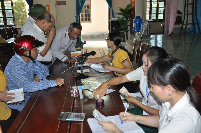 Người dân đến nhận chi trả chế độ BHXH tại UBND xã Xuân Lâm (Nam Đàn). Ảnh: Thanh Thủy