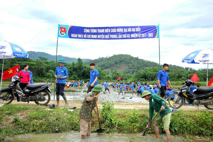 Gần 500 ĐVTN Huyện đoàn Quế Phong tham gia làm đường giao thông nội đồng giúp bản Na Cáng. Ảnh: Hùng Cường