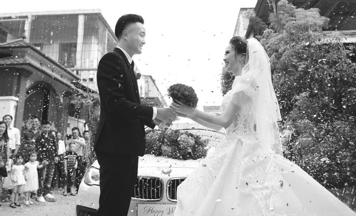 Cặp nhân vật chính của đám cưới là chú rể Phạm Xuân Hùng và cô dâu Thạch Anh Thơ, cùng sinh năm 1993.