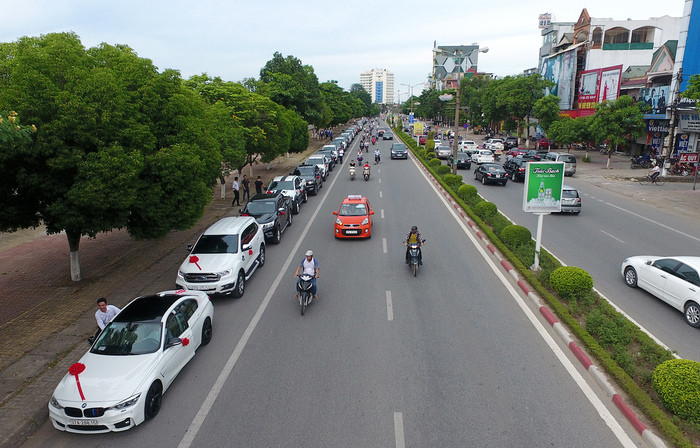 Đoàn xe gồm 60 chiếc bán tải nối đuôi nhau trên đường Trần Phú