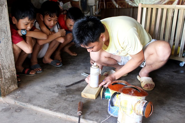 Ở các “làng diều”, từ trẻ em đến người già đều biết làm diều. Tùy vào lứa tuổi và kinh nghiệm mà mỗi người biết làm những loại diều khác nhau. Cha truyền con nối, nhiều gia đình có mấy thế hệ cùng thích chơi diều. Ảnh: Huy Thư