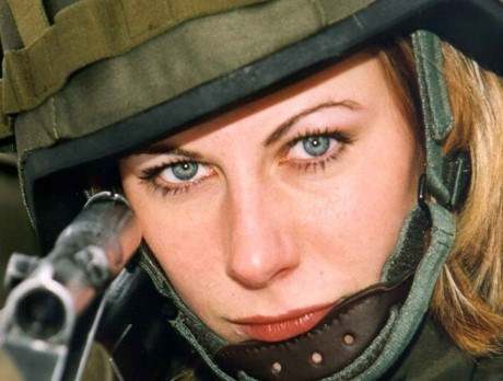 Khuôn mặt và ánh mắt hút hồn của nữ quân nhân Đức.