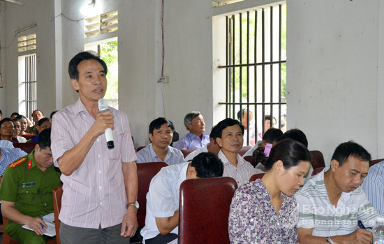 Cử tri huyện Diễn Châu phát biểu kiến nghị với ĐBQH. Ảnh Thanh Lê