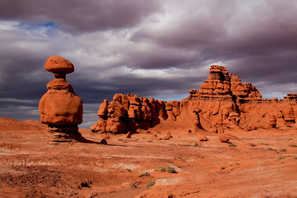 Đá cổ Goblins, Utah, Mỹ: Khung cảnh siêu thực của những tảng đá Goblins thu hút hàng trăm nghìn du khách mỗi năm.  Những khối đá khổng lồ được gió và mưa bào mòn qua hàng triệu năm, tạo thành hình dạng độc đáo không đâu có. Ảnh: Cool Green Science.