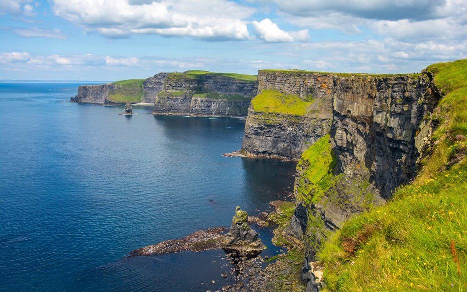 Vách đá Moher, Ireland: Nhìn từ chân vách đá Moher cao gần 120 m so với mặt biển, bạn sẽ thấy 300 triệu năm lịch sử trải rộng trước mắt. Đây không chỉ là một điểm du lịch tuyệt vời mà còn là nơi có giá trị địa chất, khảo cổ học quan trọng. Ảnh: Travel&Leisure.