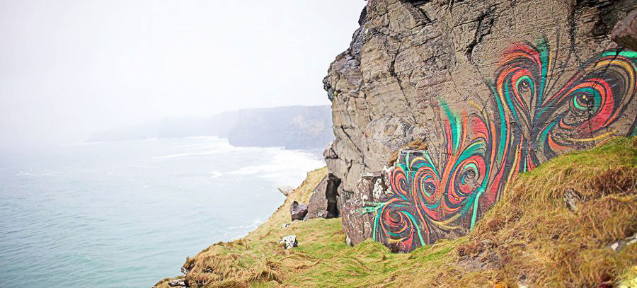 Tuy nhiên, cộng đồng khoa học thế giới đã hoảng hốt khi phát hiện ra những hình vẽ graffiti khổng lồ trên vách đá. Đây là “tác phẩm” của hai du khách người Pháp có biệt danh “Mama” và “Dirty Eidor”. Các chuyên gia đã xóa những hình vẽ bậy này mà không làm tổn hại đến vách đá. Ảnh: The Clare People.